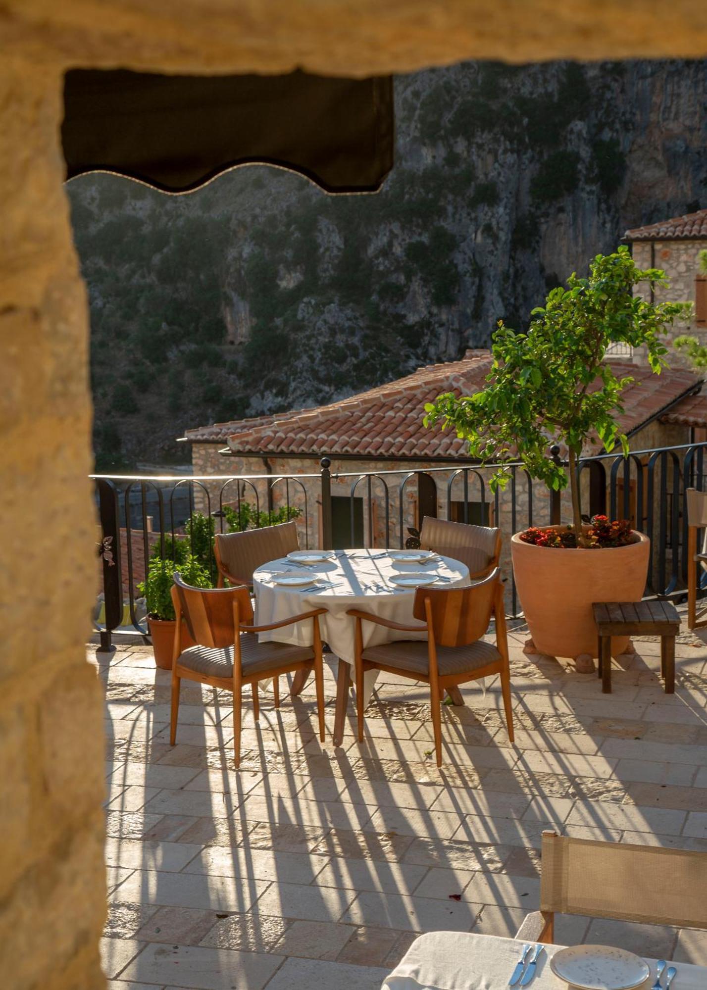 Zoe Hora Hotel Dhërmi Екстериор снимка